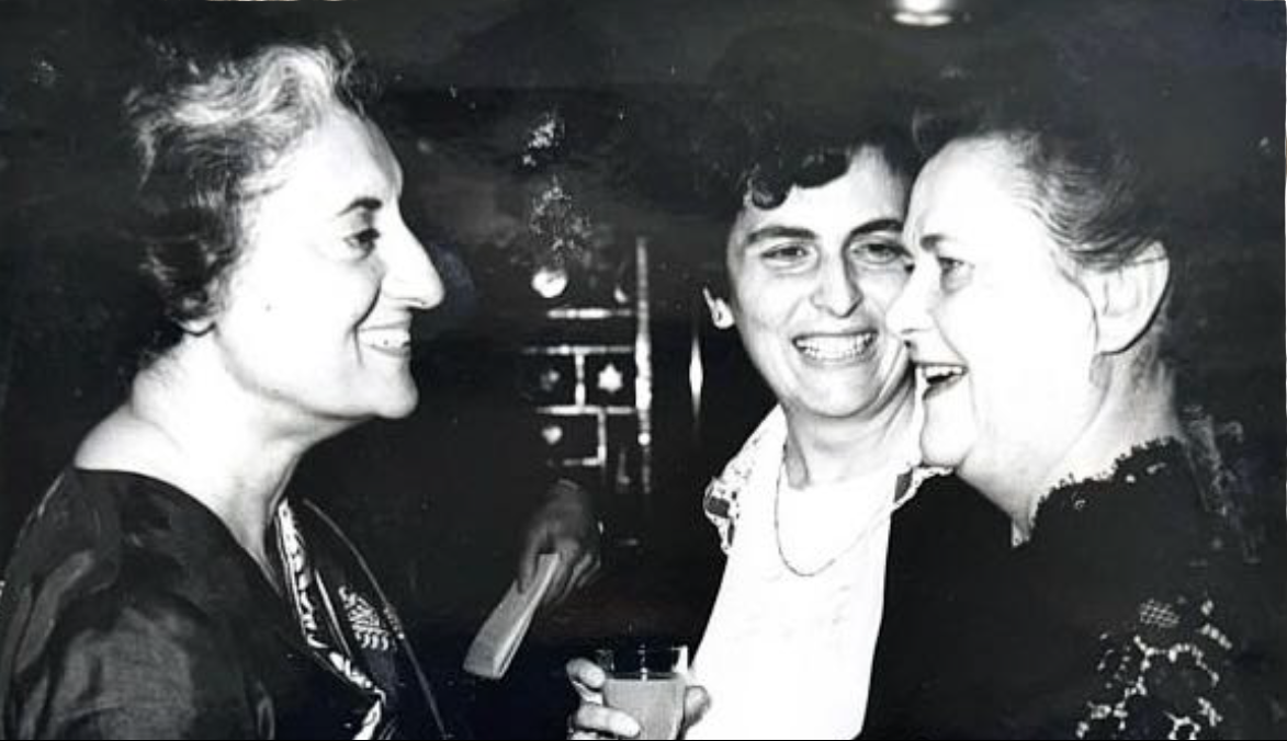 Обед в Президентском Дворце по случаю национального дня Индии 26 января 1969 г. Слева направо: Премьер-министр Индии Индира Ганди, Мариэтта Тиграновна Степанянц, председатель Союза советстких обществ дружбы Нина Васильевна Попова